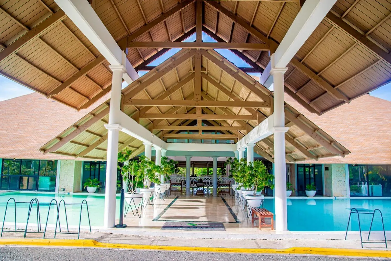 Beautiful 2-Bedroom Apartment In Cocotal With Amazing Lake Views And Pools 蓬塔卡纳